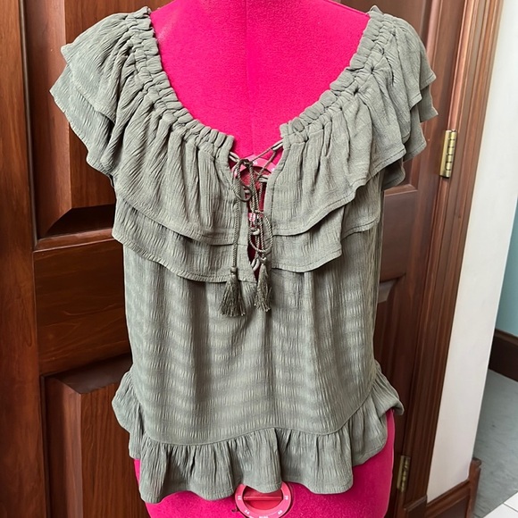 Express   NWT   Beautiful On/off shoulder Blouse  front tie up   Cropped  Size L - Picture 1 of 13